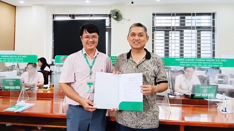 Ngân hàng Chính sách xã hội Sơn Trà trao quyết định giải ngân tín dụng cho khách hàng có con theo học ngành STEM.