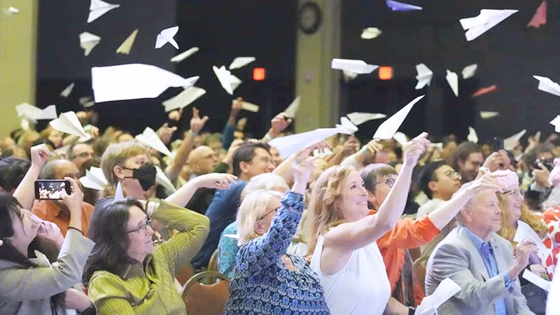 Hoạt động mở màn Lễ trao giải Ig Nobel. Ảnh: NPR