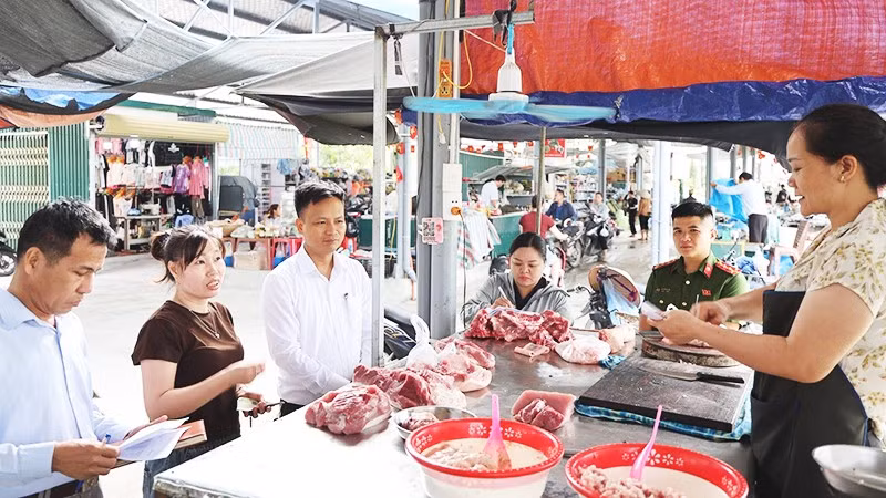 Tuyên truyền, hướng dẫn hộ kinh doanh nâng cao ý thức tuân thủ pháp luật tại xã Tam Hưng, Hà Nội. 