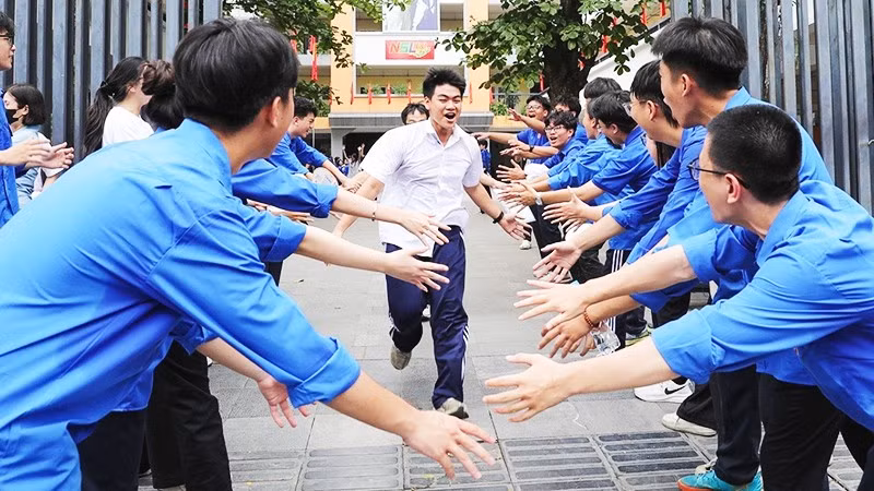 Niềm vui sau khi kết thúc môn thi Toán của thí sinh thi vào lớp 10 tại điểm thi Trường THCS Ngô Sĩ Liên (phường Hoàn Kiếm) năm học 2025-2026. 