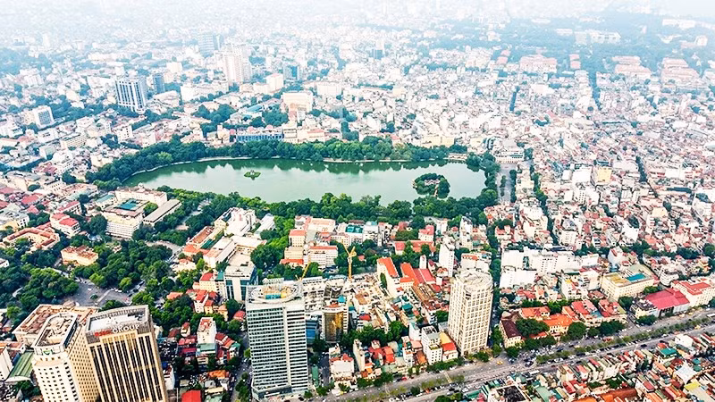 Quá trình triển khai quy hoạch với tầm nhìn trăm năm cần giải quyết được những bất cập lớn tại Thủ đô hiện nay. Ảnh: KHIẾU MINH