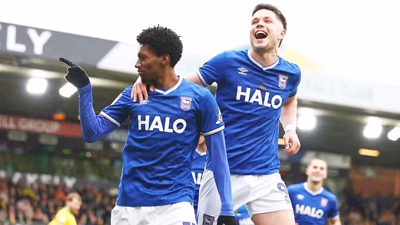 Để tuột vé lên hạng trực tiếp, CLB Millwall vẫn còn cơ hội dự Premier League khi dự vòng play-off cùng Southampton, Middlebrough và Hull City.