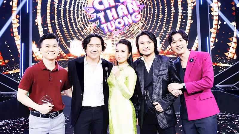 Nhạc sĩ Phạm Hồng Biển (bên trái) dành nhiều tâm huyết cho chủ đề quê hương, đất nước. Ảnh: NVCC