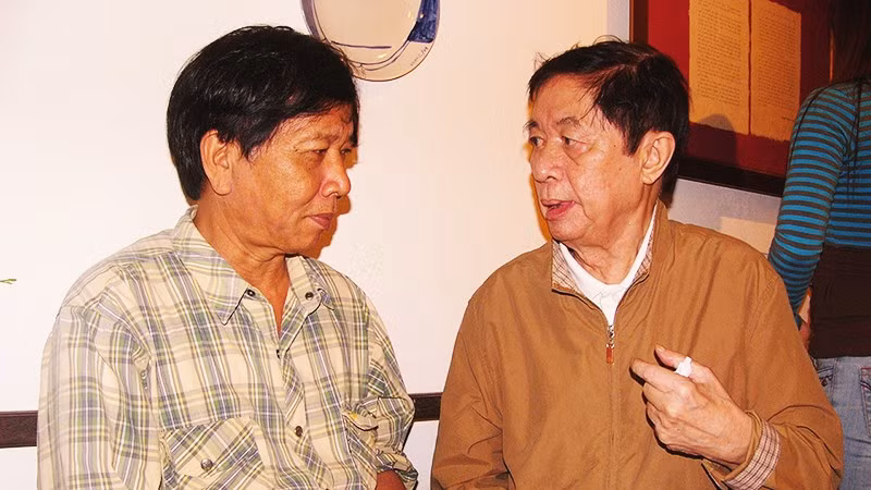 Nhà phê bình Hoàng Ngọc Hiến (bên phải) và nhà văn Nguyễn Huy Thiệp năm 2008. Ảnh: QUANG HƯNG