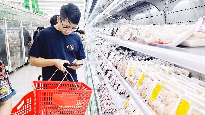 Gánh nặng về chi phí sinh hoạt khiến nhiều người trẻ e ngại, lựa chọn trì hoãn hôn nhân. Ảnh: NAM HẢI