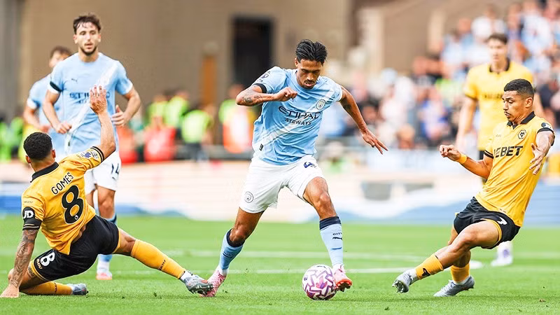 Tijjani Reijnders (giữa) “tả xung hữu đột” giữa vòng vây của các cầu thủ Wolverhampton.