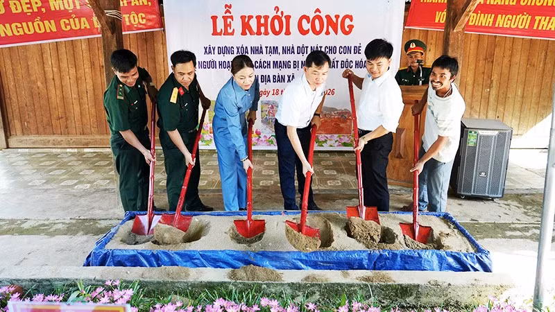 Lễ khởi công xây dựng 6 nhà ở cho 6 hộ gia đình thuộc diện hỗ trợ tại xã Avương.