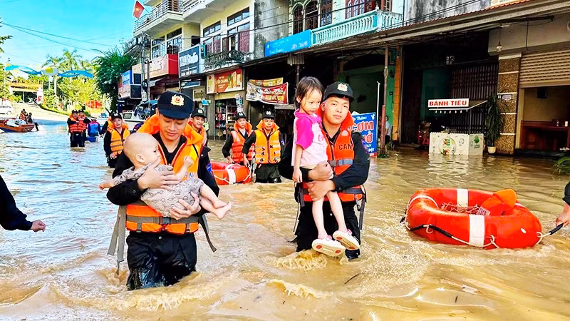 Cán bộ, chiến sĩ Công an Lạng Sơn di tản các em nhỏ. Ảnh: QUỐC ĐẠT