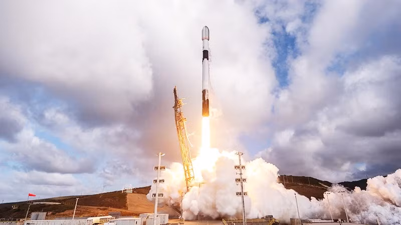 SpaceX phóng tên lửa Falcon 9 mang theo vệ tinh của Google lên vũ trụ. Ảnh: REUTERS