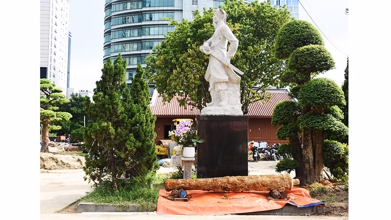 Khẩu súng thần công có niên đại gần hai thế kỷ ngay trong vùng lõi Di tích quốc gia đặc biệt Thành Điện Hải, phát lộ ngày 21/10.