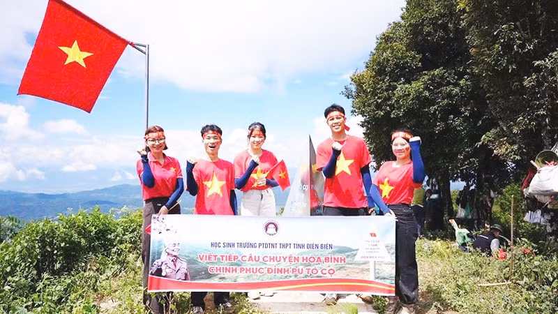 Tuổi trẻ tham gia hoạt động trên đỉnh Pú Tó Cọ.