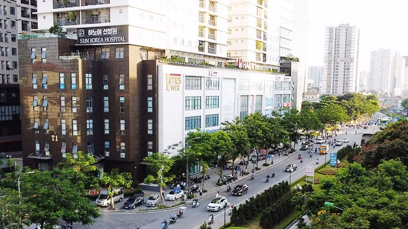 Các biển hiệu mang nhiều thứ tiếng trên một tòa nhà. Ảnh: K.MINH