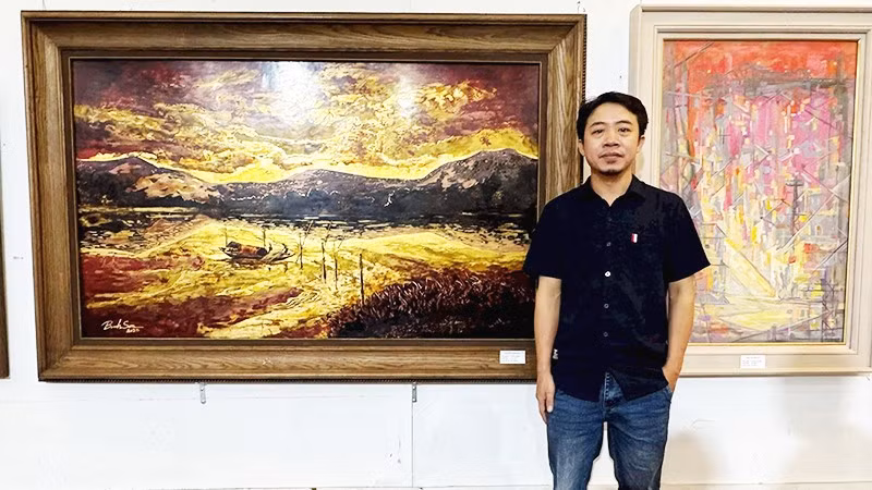 Họa sĩ Nguyễn Bỉnh Sơn bên tác phẩm của mình.