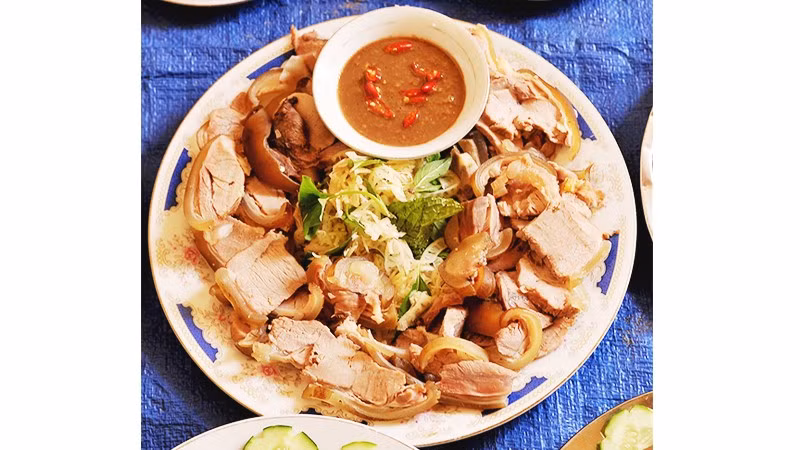 Thịt luộc mắm tép. Ảnh: SONG ANH