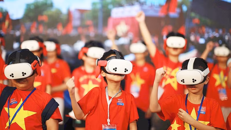 Các em thiếu nhi tham gia chương trình “Trở về thời khắc thiêng liêng” tại Hội trường Thống Nhất. Ảnh: KHÁNH HIỆP