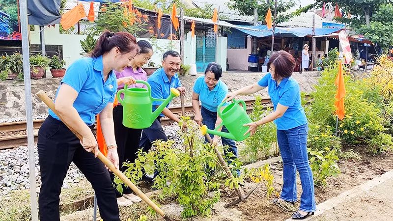 Chị em phụ nữ trồng thêm hoa, tạo cảnh quan xanh, sạch, đẹp tại các nhà ga, tuyến đường sắt.
