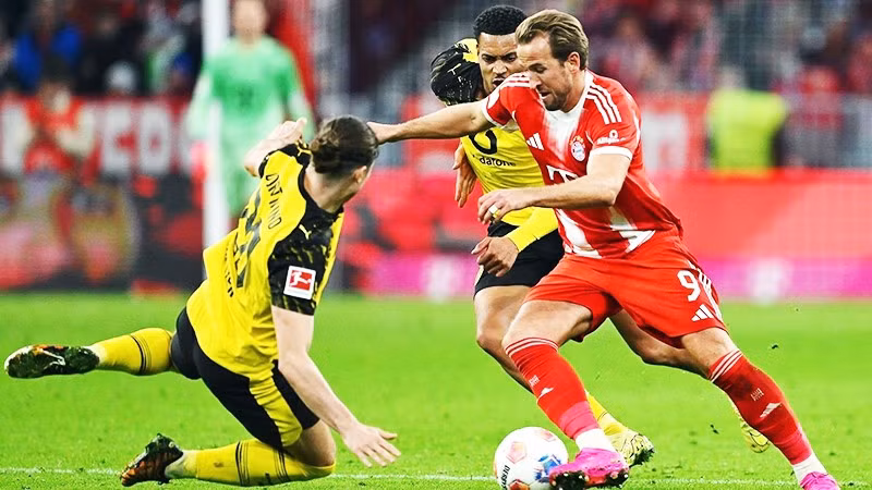 Harry Kane (số 9) là cầu thủ chơi hay nhất trận Der Klassiker giữa Bayern và Dortmund.