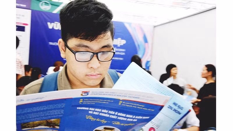 Thí sinh cần tìm hiểu kỹ các thông tin tuyển sinh của các trường đại học. Ảnh: NAM NGUYỄN