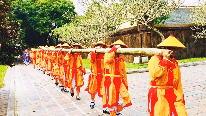 Lễ hạ nêu ở kinh thành Huế.
