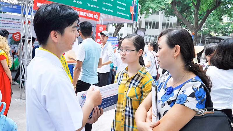 Tư vấn tuyển sinh ngành sức khỏe có cấp chứng chỉ hành nghề. Ảnh: NAM HẢI