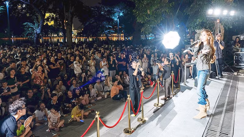 Ca sĩ Lynk Lee giao lưu cùng khán giả trong liveshow. Ảnh: MỸ HÀ