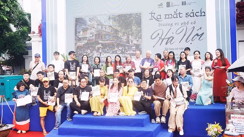 Các vị khách mời và thành viên Nhóm Ký họa đô thị Hà Nội trong buổi ra mắt cuốn sách “Hương vị phố cổ Hà Nội - Ký họa và tùy bút”.
