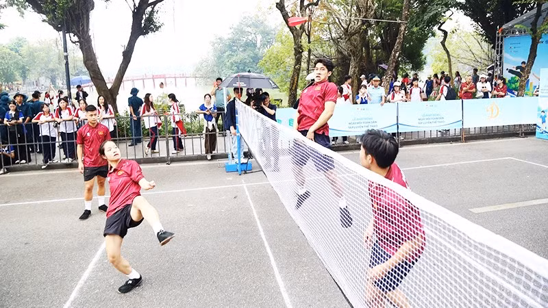 Các vận động viên cùng tham gia thi đấu, giao lưu với người dân sau Lễ phát động phong trào toàn dân tập luyện thể thao.