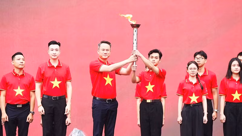 Chủ tịch T.Ư Hội LHTN Việt Nam Nguyễn Kim Quy trao ngọn đuốc "Tôi yêu Tổ quốc tôi" cho đại diện thanh niên cả nước. Ảnh: TUẤN MINH
