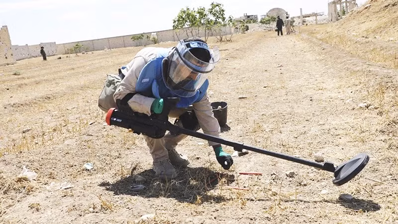 Nhân viên của Halo Trust rà phá bom mìn tại Daraa. Ảnh: UNMAS