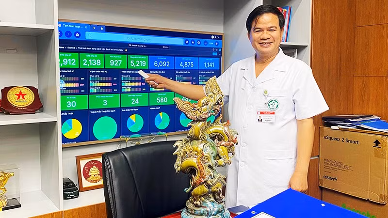 PGS, TS Đào Xuân Cơ, Giám đốc BV Bạch Mai giới thiệu mô hình chuyển đổi số tại BV.