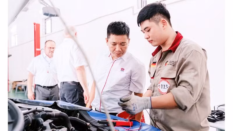 Ngành công nghệ ô-tô được nhiều học sinh lựa chọn học tập.