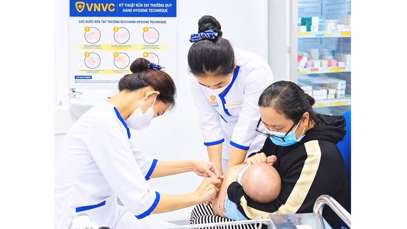Người dân đưa trẻ đến tiêm vaccine não mô cầu tại VNVC. Ảnh: VNVC CUNG CẤP