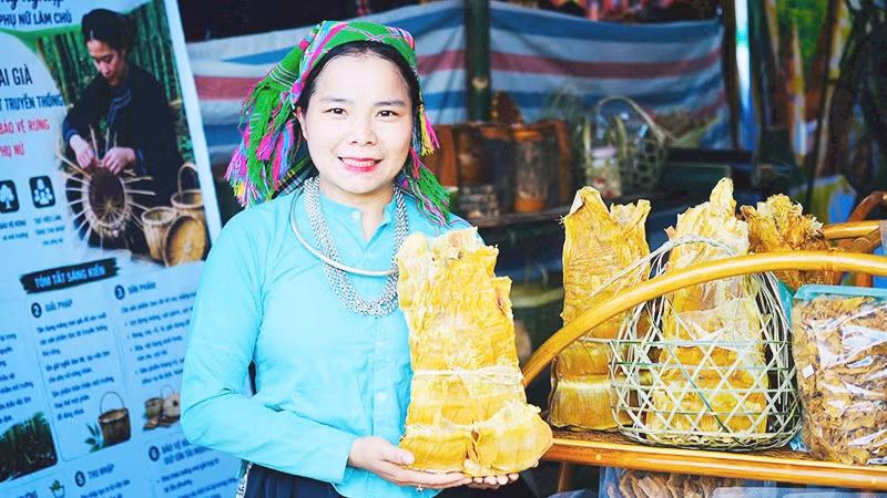 Chị Nguyễn Thị Dím giới thiệu sản phẩm măng khô tại một hội chợ hàng nông sản.