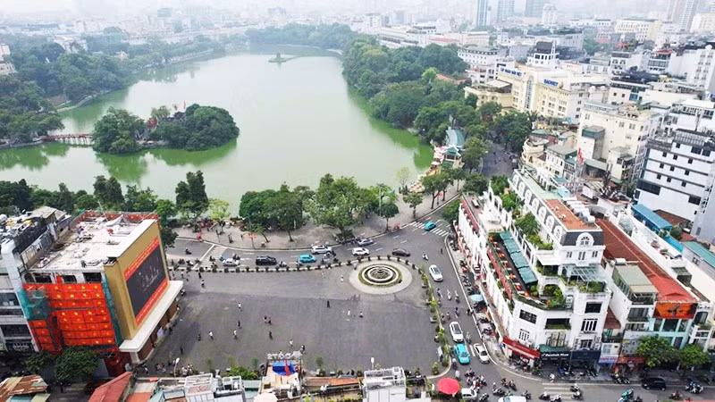 Quảng trường Đông Kinh Nghĩa Thục là hạt nhân của không gian đi bộ khu vực Hồ Gươm. Ảnh: HOÀNG PHONG