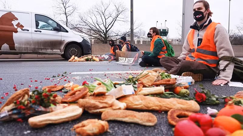 Các nhà hoạt động ở Đức tuần hành phản đối tình trạng lãng phí thực phẩm. Ảnh: REUTERS