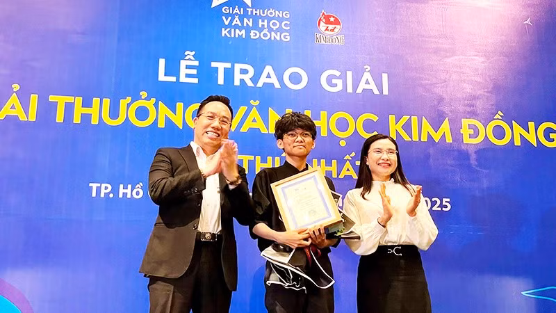 Tác giả trẻ Giai Du nhận Giải nhất tại Giải thưởng Văn học Kim Đồng lần thứ nhất. Ảnh: NVCC