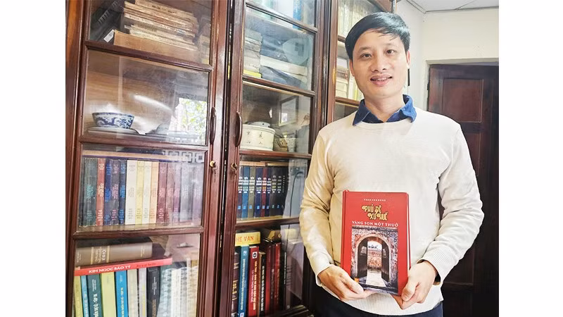 TS Trần Văn Dũng với tác phẩm nghiên cứu về phủ đệ Huế vừa xuất bản.