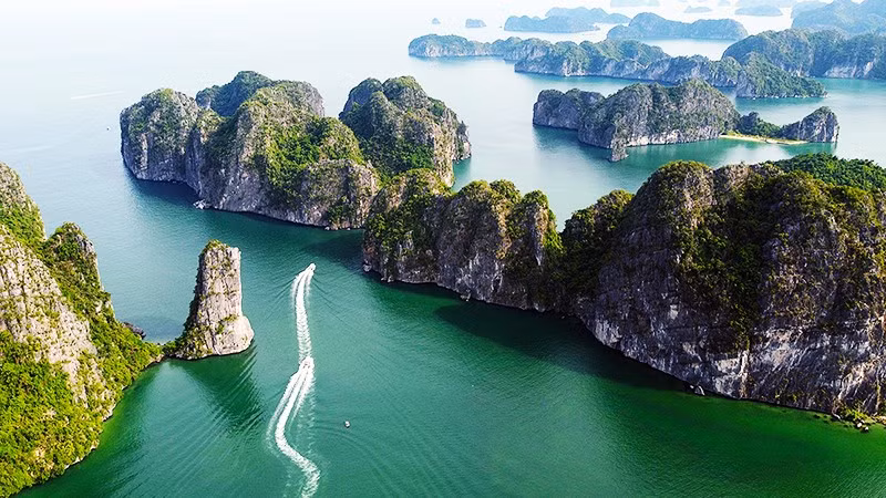 Vịnh Lan Hạ với địa hình độc đáo tạo nhiều dáng vẻ kỳ thú.
