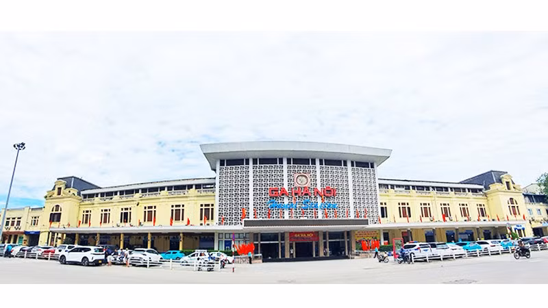 Ga Hà Nội xứng đáng được ghi nhận như một di sản của ngành đường sắt, của lĩnh vực giao thông. Ảnh: KHIẾU MINH