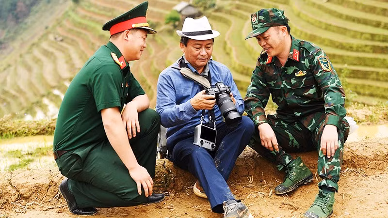 Nghệ sĩ Thanh Miền với các chiến sĩ.