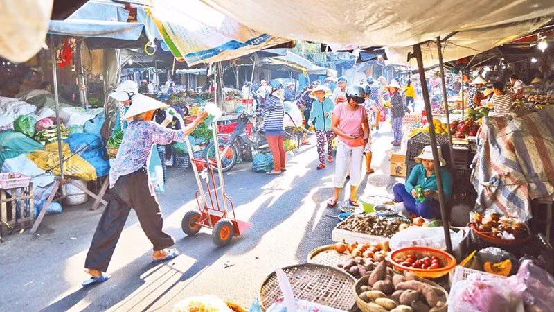 Chợ truyền thống đứng trước nguy cơ ngày càng bị thu hẹp. Ảnh: ANH QUÂN