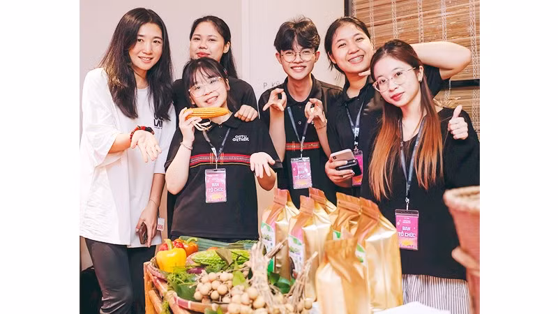 Nhóm dự án "Cơ Tu Gether: Một vòng bản nhỏ, ngàn câu chuyện lớn”.