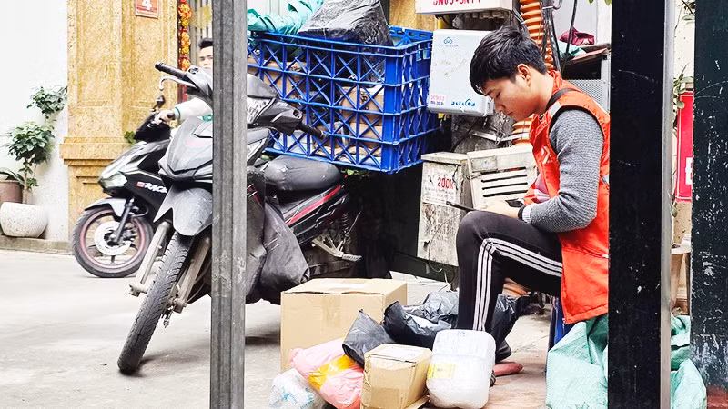 Hình ảnh thường ngày của shipper. Ảnh: SONG ANH 