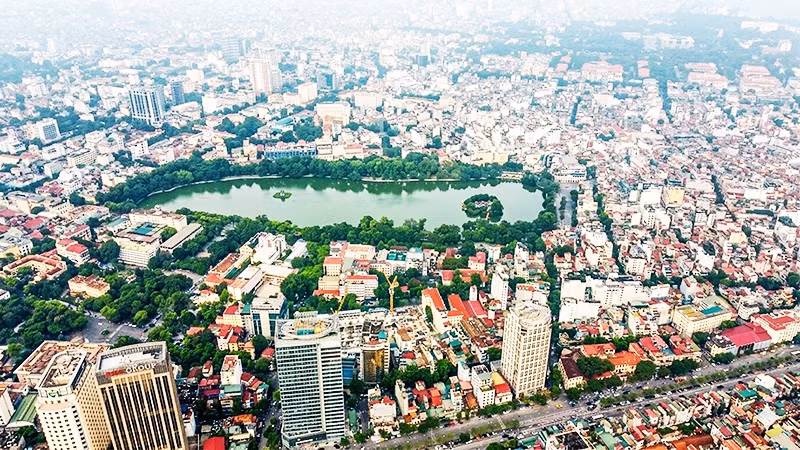 Hồ Gươm nhìn từ phía sông Hồng. Ảnh: KHIẾU MINH