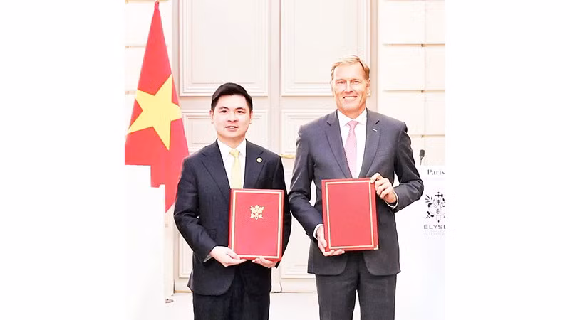 Ông Đỗ Vinh Quang, Phó Chủ tịch T&T Group, Chủ tịch Vietravel Airlines và ông Wouter van Wersch, Chủ tịch Airbus International trao thỏa thuận hợp tác mua 50 máy bay thế hệ mới. Ảnh: T&T GROUP
