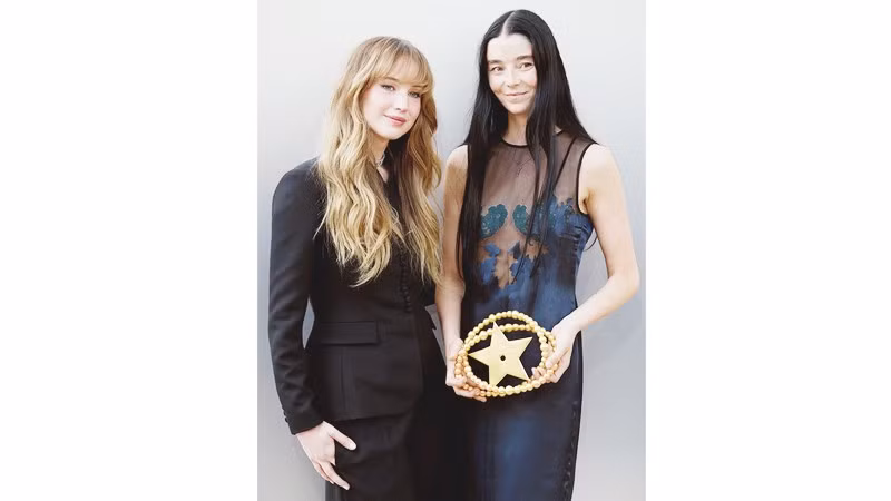 NTK Julie Kegels (bên phải), nhận giải thưởng từ diễn viên Jennifer Lawrenace.