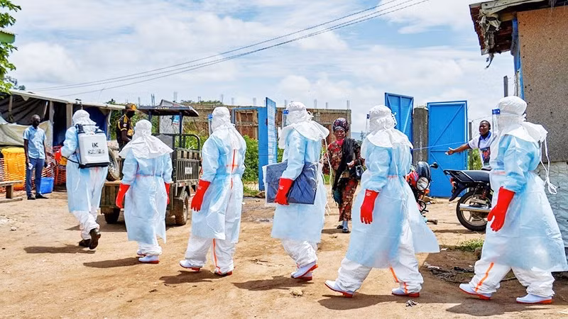 Nhân viên y tế được tăng cường đối phó dịch bệnh tại CHDC Congo. Ảnh: REUTERS