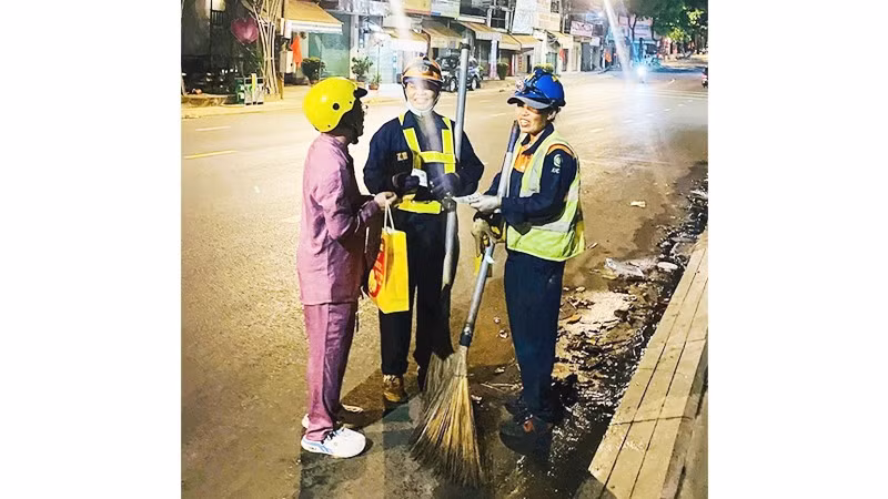 Anh Nam tặng quà người lao động trong chương trình “Tết ấm”.
