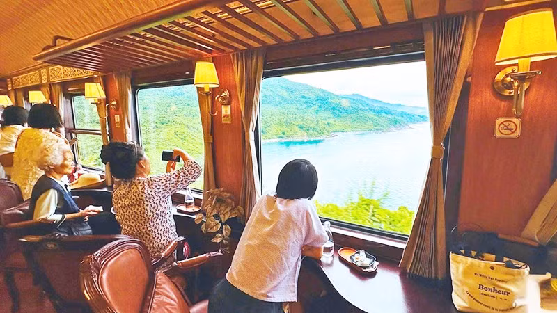 Du khách hào hứng chụp ảnh phong cảnh trên chuyến tàu “Kết nối di sản miền Trung”.