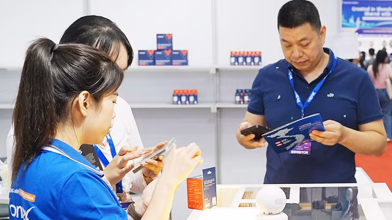 Khách hàng dùng điện thoại truy xuất thông tin hàng hóa qua mã QR .Ảnh: NAM ANH